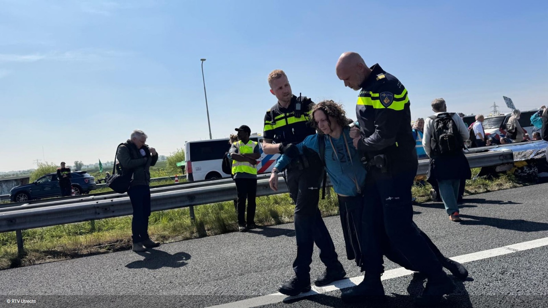 Teun(tje) wordt door de politie weggesleep